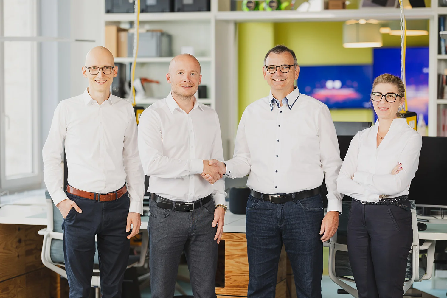 NEONEX und axio concept starten strategische Partnerschaft zur Umsetzung von KI-Use Cases in der Industrie