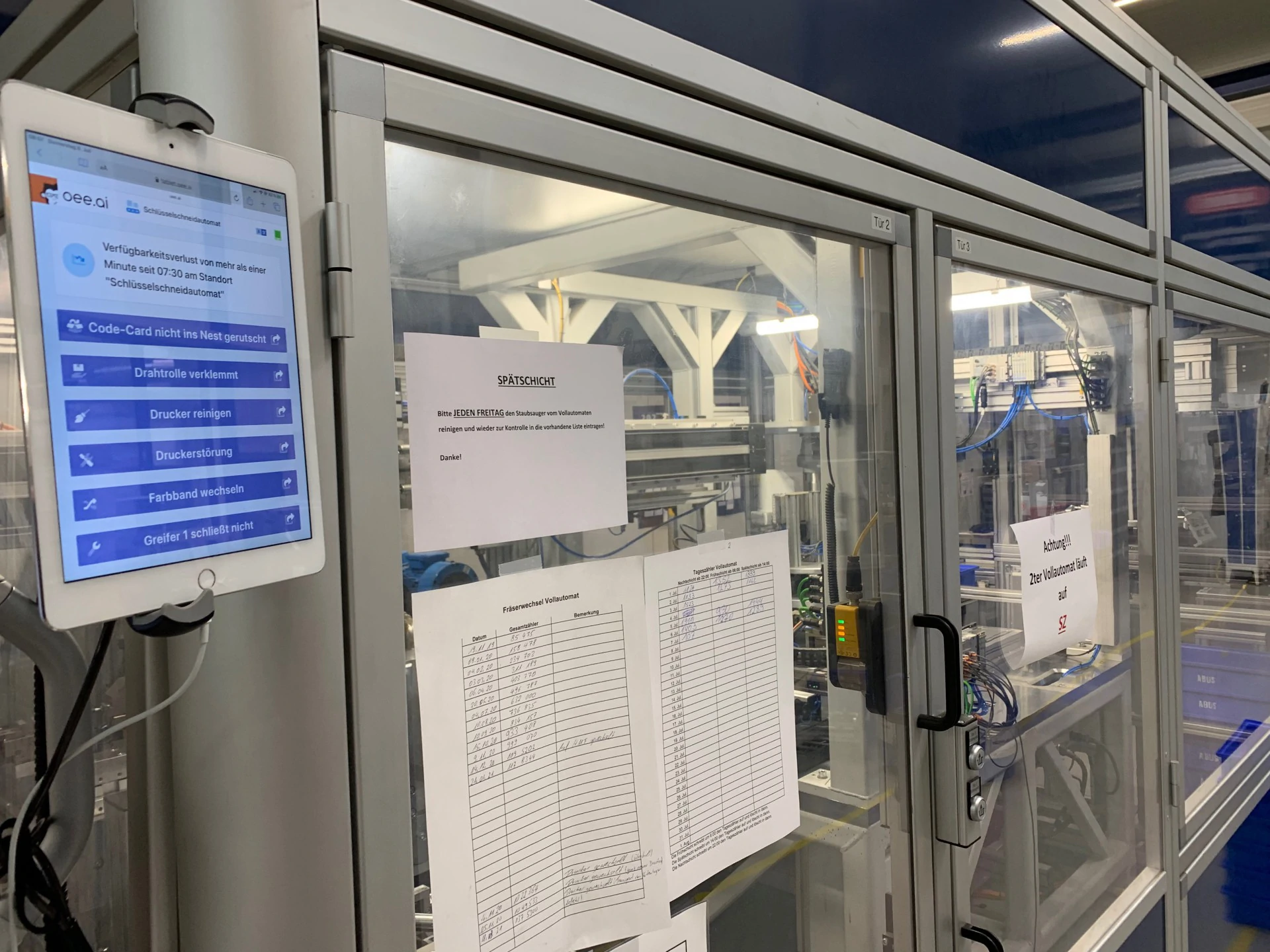 A sensor for recording the output quantity and a tablet for recording the reasons for downtime are attached to the machine in an uncomplicated manner.