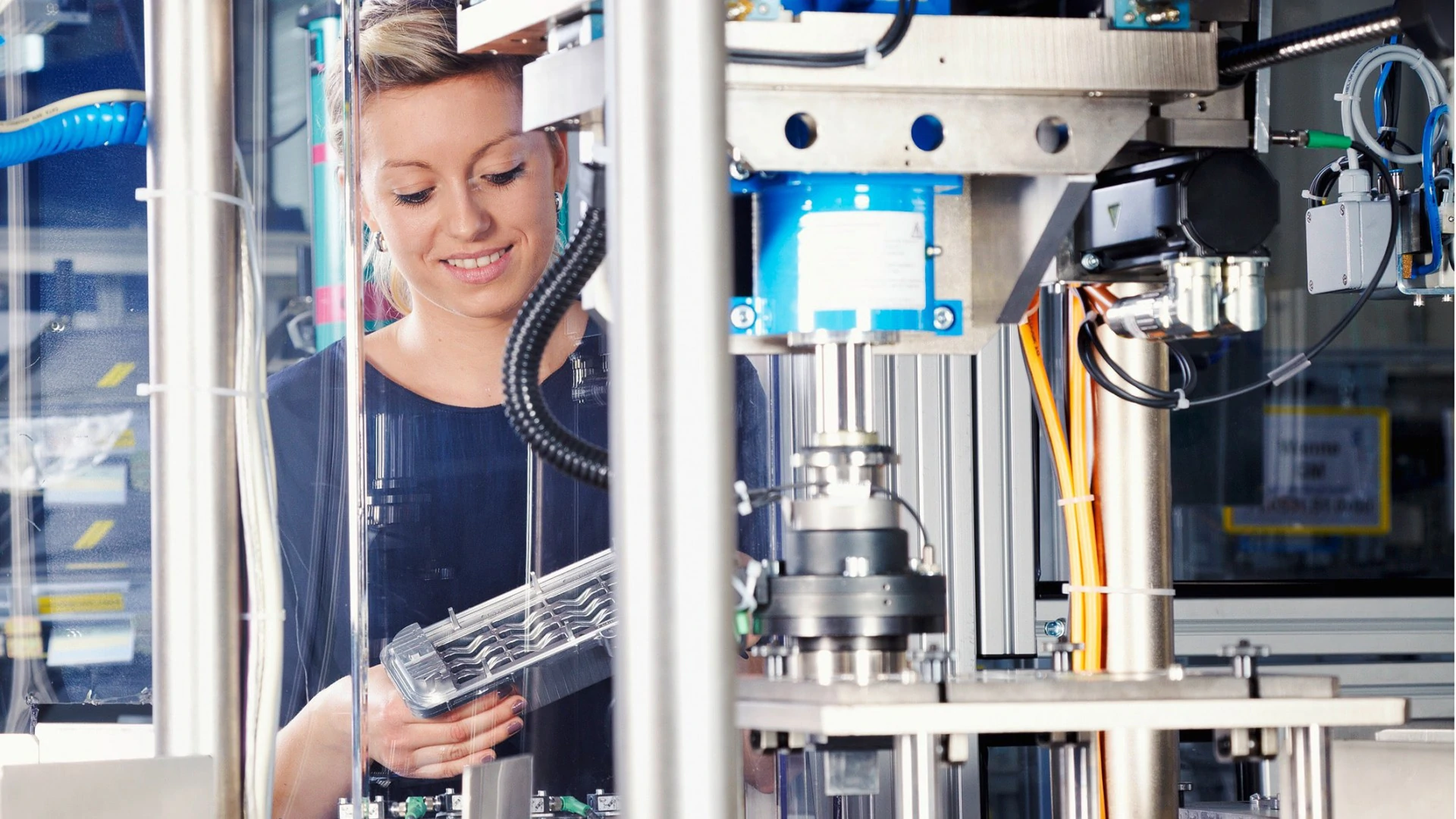 The Eberspächer Group, based in Esslingen am Neckar, is an international automotive supplier with around 80 locations in 29 countries worldwide. The Electrical Heaters business unit, with around 500 employees, produces additional electrical heaters for consumption-optimized vehicles. In addition, technical solutions for new, future-oriented products are developed here - for the hybrid, electric and fuel cell vehicles of tomorrow.